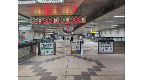 &nbsp;三塊厝站為地下二層車站，地面層為車站出入口，地下一樓為大廳層，地下二樓為月台層，設有兩座側式月台。新建之車站為呼應三塊厝舊站古蹟，展現懷舊風格。