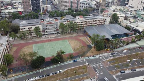 &nbsp;三塊厝站位於三民區康平街上，舊站舍因載客量下滑，於1986年廢站，目前為高雄市市定古蹟，三塊厝站於2018年改建新站後重新啟用，車站附近設有三民國小及德北公園。【圖/三民國小】