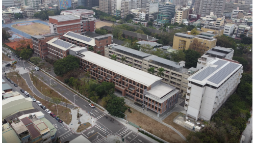 &nbsp;三塊厝站位於三民區康平街上，舊站舍因載客量下滑，於1986年廢站，目前為高雄市市定古蹟，三塊厝站於2018年改建新站後重新啟用，車站附近設有三民國小及德北公園。【圖/高雄中學】