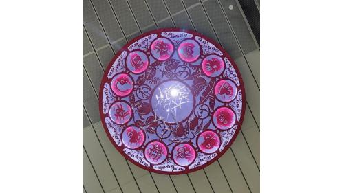 &nbsp;三塊厝車站最具特色的就是「年年有餘」的公共藝術崁燈，外圈的是十二生肖，中圈有東南西北四個方向，還有燕巢芭樂(春)、六龜芒果(夏)、旗山香蕉(秋)、甲仙芋頭(冬)四季特色農產，內圈則是魚的圖案，象徵歲末時返鄉團圓的遊子就像洄游的魚類。 【圖/公共藝術-年年有餘。創作者:李全聖】