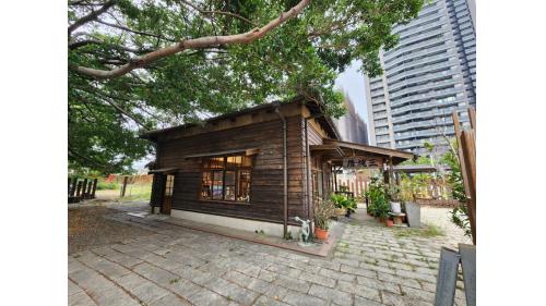 &nbsp;三塊厝站位於三民區康平街上，舊三塊厝車站從明治41年(1908年)2月開始營運。三塊厝驛兼營客貨，以貨物運輸為主要，隨著中都工業的外移，舊三塊厝車站因載客量下滑，於1986年廢站。2004年高雄市文化局將舊三塊厝車站列為市定古蹟。2012年三塊厝站重新整修，也就是現在的樣貌。【圖/市定古蹟舊三塊厝車站】