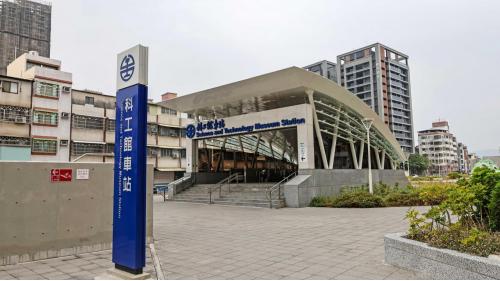 &nbsp;科工館站位於三民區大順三路上，台鐵科工館站於2018年10月啟用，捷運環狀輕軌科工館站於2024年1月啟用。車站旁設有國立科學工藝博物館，許多展覽皆於此舉辦。車站附近設有三所學校，分別為道明高中、高雄特殊教育學校、以及苓雅區凱旋國小。