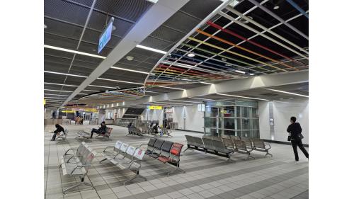 &nbsp;科工館站為地下四層車站，地面層為車站出入口及輕軌環狀線月台。地下一樓為台鐡大廳層，地下二樓為月台層，設有兩座側式月台，車站地面站體與民族站相似，地下空間則裝飾著DNA的螺旋鏈，與「科工館」的站名相呼應。【圖/科工館站車站大廳】