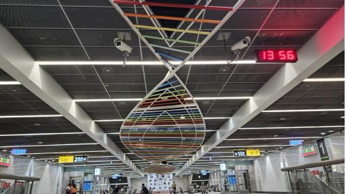 &nbsp;科工館站為地下四層車站，地面層為車站出入口及輕軌環狀線月台。地下一樓為台鐡大廳層，地下二樓為月台層，設有兩座側式月台，地下空間則裝飾著DNA的螺旋鏈，與「科工館」的站名相呼應。【圖/科工館站車站大廳地下空間裝飾著DNA的螺旋鏈】