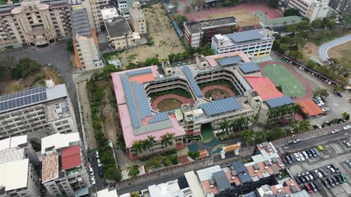 &nbsp;科工館站位於三民區大順三路上，台鐵科工館站於2018年10月啟用，捷運環狀輕軌科工館站於2024年1月啟用。車站旁設有國立科學工藝博物館，許多展覽皆於此舉辦。車站附近設有三所學校，分別為道明高中、高雄特殊教育學校、以及苓雅區凱旋國小。【圖/高雄特殊教育學校】