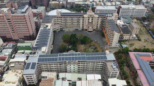 &nbsp;科工館站位於三民區大順三路上，台鐵科工館站於2018年10月啟用，捷運環狀輕軌科工館站於2024年1月啟用。車站旁設有國立科學工藝博物館，許多展覽皆於此舉辦。車站附近設有三所學校，分別為道明高中、高雄特殊教育學校、以及苓雅區凱旋國小。【圖/道明高中】