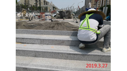 &nbsp;高雄鐵路地下化延伸左營計畫規劃路段為新左營車站以南至葆禎路間，工程內容為興建總長約4.13公里之單孔雙軌隧道、復設內惟車站、將現有之左營舊城車站地下化，地下化車站於2018年通車。【圖/內惟站東側斜坡道地坪花崗石鋪設】