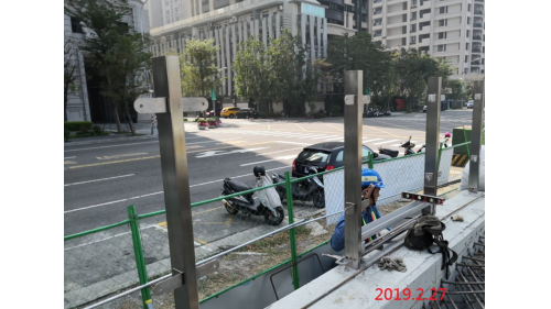 &nbsp;高雄鐵路地下化延伸左營計畫規劃路段為新左營車站以南至葆禎路間，工程內容為興建總長約4.13公里之單孔雙軌隧道、復設內惟車站、將現有之左營舊城車站地下化，地下化車站於2018年通車。【圖／內惟站玻璃護欄立柱施作】