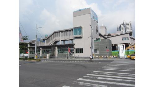 &nbsp;左營站為配合地下化工程之進行，於2013年遷移至臨時站房營運。2018年配合高雄鐵路地下化完工啟用，於原址興建的地下化新站房完工啟用，同時將站名加註地名「舊城」，而後將臨時站拆除。【圖/台鐵左營臨時站房】