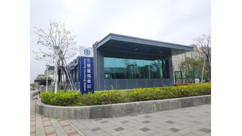 &nbsp;左營（舊城）站位於左營區翠華路上，2018年配合高雄鐵路地下化完工啟用，於原址興建的地下化新站房完工啟用，同時將站名加註地名「舊城」，而後將臨時站拆除。車站附近設有三所學校，分別為勝利國小、大義國中以及高雄美國學校，另有一級古蹟啟文門及鳳儀門，可以見證高雄市發展的歷史及完整的城牆遺構。【圖/台鐵左營(舊城)站】
