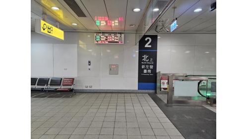 &nbsp;左營（舊城）站為地下二層車站，一樓為出入口，地下一樓為大廳層，地下二樓為月台層，設有兩座側式月台。【圖/車站大廳】