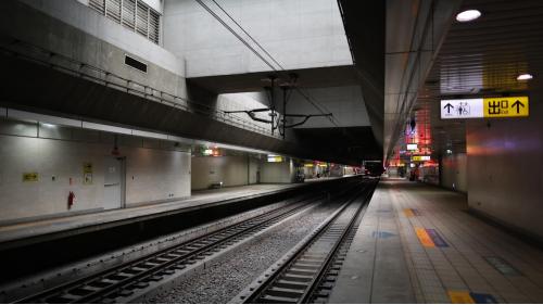 &nbsp;左營（舊城）站為地下二層車站，一樓為出入口，地下一樓為大廳層，地下二樓為月台層，設有兩座側式月台。