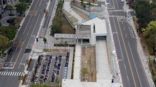 &nbsp;內惟站位於鼓山區翠華路上，由於鄰近增設美術館車站，為了避免兩站距離過近而將距離拉大，復站時將站體遷移至往北約九百公尺處。