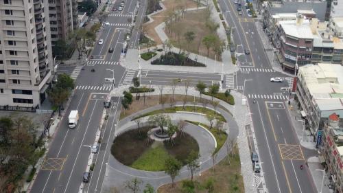 &nbsp;內惟站為地下二層車站，一樓為出入口，地下一樓為大廳層，地下二樓為月台層，設有兩座側式月台。站體以弧型密林為牆垣意象設計，加入景觀溼地傳達出「曲水風塘」的地域風貌。