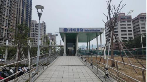 &nbsp;內惟站為地下二層車站，一樓為出入口，地下一樓為大廳層，地下二樓為月台層，設有兩座側式月台。【圖/一樓出入口】