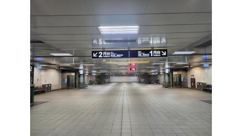 &nbsp;內惟站為地下二層車站，一樓為出入口，地下一樓為大廳層，地下二樓為月台層，設有兩座側式月台。【圖/車站大廳】