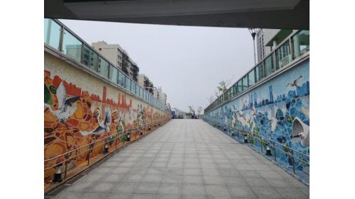 &nbsp;內惟站位於鼓山區翠華路上，車站附近設有明誠高中、鼓峰公園及內惟埤文化園區，內惟埤文化園區為高雄最大的灌溉埤塘溼地，係為營造自然環境，以提供生物棲息之所。