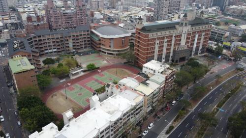 &nbsp;內惟站位於鼓山區翠華路上，車站附近設有明誠高中、鼓峰公園及內惟埤文化園區，內惟埤文化園區為高雄最大的灌溉埤塘溼地，係為營造自然環境，以提供生物棲息之所。【圖/明誠高中】