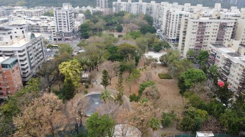 &nbsp;內惟站位於鼓山區翠華路上，車站附近設有明誠高中、鼓峰公園及內惟埤文化園區，內惟埤文化園區為高雄最大的灌溉埤塘溼地，係為營造自然環境，以提供生物棲息之所。【圖/鼓峰公園】