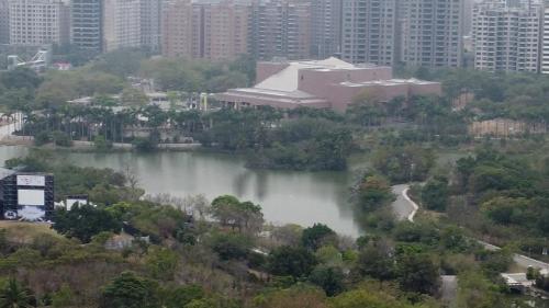 內惟站位於鼓山區翠華路上，車站附近設有明誠高中、鼓峰公園及內惟埤文化園區，內惟埤文化園區為高雄最大的灌溉埤塘溼地，係為營造自然環境，以提供生物棲息之所。【圖/內惟埤文化園區】