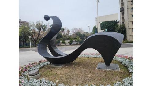&nbsp;擁有馬卡濤血統的藝術家鄭陽生透過這件作品詮釋了漢族文化與原住民文化的融合。作品以蛇和龍的形象為靈感，不僅喚起了人們對過去兩種文化之間的民族融合的記憶，也描繪了共存共榮的美好願景。【圖/公共藝術-內惟散步。創作者:鄭陽晟。】