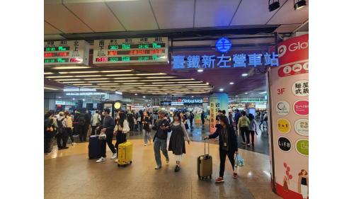 &nbsp;新左營站為地上四層車站，三樓及四樓為環球購物中心，設有美食街及商店街，二樓為台鐵大廳層，可連通高鐵左營站，旅客須通過二樓剪票口進入地面月台層，一樓為出入口及月台層。【圖/新左營車站車站大廳】