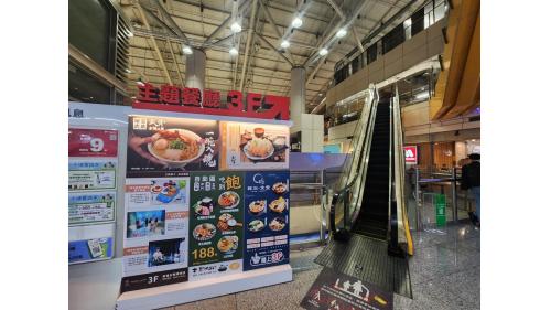 &nbsp;新左營站為地上四層車站，三樓及四樓為環球購物中心，設有美食街及商店街，二樓為台鐵大廳層，可連通高鐵左營站，旅客須通過二樓剪票口進入地面月台層，一樓為出入口及月台層。【圖/新左營車站車站大廳】
