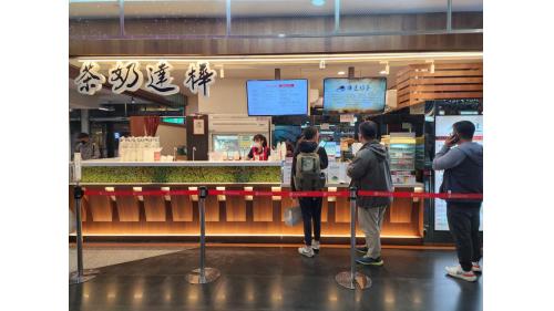 &nbsp;新左營站為地上四層車站，三樓及四樓為環球購物中心，設有美食街及商店街，二樓為台鐵大廳層，可連通高鐵左營站，旅客須通過二樓剪票口進入地面月台層，一樓為出入口及月台層。【圖/新左營車站車站大廳】