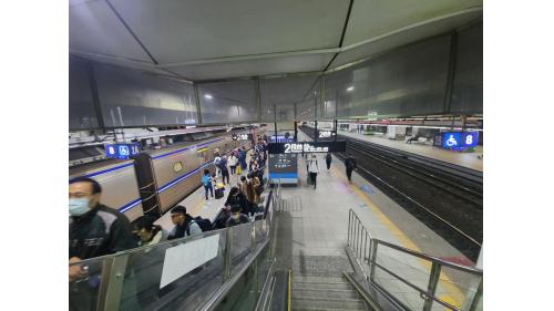 &nbsp;新左營站為地上四層車站，三樓及四樓為環球購物中心，設有美食街及商店街，二樓為台鐵大廳層，可連通高鐵左營站，旅客須通過二樓剪票口進入地面月台層，一樓為出入口及月台層。【圖/新左營車站月台層】