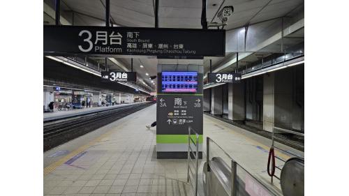 &nbsp;新左營站為地上四層車站，三樓及四樓為環球購物中心，設有美食街及商店街，二樓為台鐵大廳層，可連通高鐵左營站，旅客須通過二樓剪票口進入地面月台層，一樓為出入口及月台層。【圖/新左營車站月台層】