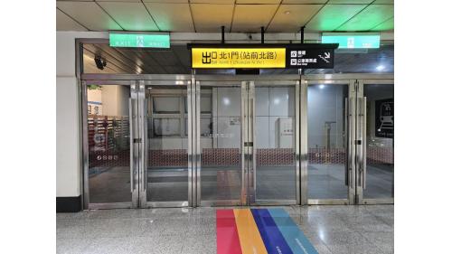 &nbsp;新左營站為地上四層車站，三樓及四樓為環球購物中心，設有美食街及商店街，二樓為台鐵大廳層，可連通高鐵左營站，旅客須通過二樓剪票口進入地面月台層，一樓為出入口及月台層。【圖/一樓北1門出口】
