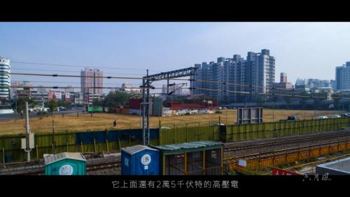 鐵路地下化工程施工的同時，仍需維持列車正常運行，就像穿著衣服改衣服，工程十分艱鉅。一邊是緊鄰著鐵路在營運的鐵路，上有2萬5千伏特的高壓電，另外一邊緊鄰民房。猶如在夾縫中求生存，兩邊夾著都不能去碰它的情況之下，去做這鐵路工程，做起來很困難也很辛苦，尤其是很多事情是白天不能做，只能在晚上，等火車停止營運以後，才能進行施工，工程是很大的挑戰。【圖/鳳山軌道切換作業情形】