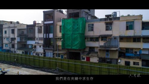 &nbsp;鐵路地下化工程施工的同時，仍需維持列車正常運行，就像穿著衣服改衣服，工程十分艱鉅。一邊是緊鄰著鐵路在營運的鐵路，上有2萬5千伏特的高壓電，另外一邊緊鄰民房。猶如在夾縫中求生存，兩邊夾著都不能去碰它的情況之下，去做這鐵路工程，做起來很困難也很辛苦，尤其是很多事情是白天不能做，只能在晚上，等火車停止營運以後，才能進行施工，工程是很大的挑戰。【圖/鳳山軌道切換作業情形】