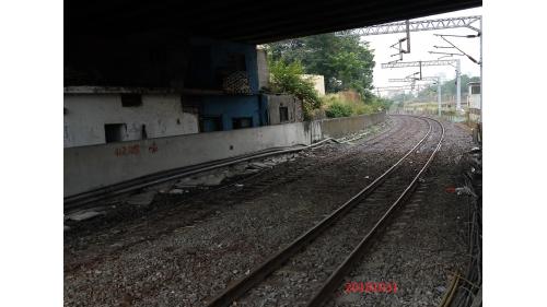 &nbsp;鐵路地下化工程施工的同時，仍需維持列車正常運行，就像穿著衣服改衣服，工程十分艱鉅。一邊是緊鄰著鐵路在營運的鐵路，上有2萬5千伏特的高壓電，另外一邊緊鄰民房。猶如在夾縫中求生存，兩邊夾著都不能去碰它的情況之下，去做這鐵路工程，做起來很困難也很辛苦，尤其是很多事情是白天不能做，只能在晚上，等火車停止營運以後，才能進行施工，工程是很大的挑戰。 【圖/原有軌道拆除】