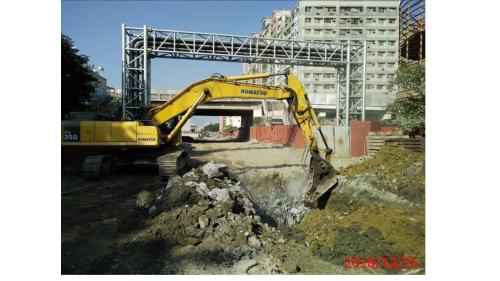 &nbsp;高雄鐵路地下化延伸鳳山計畫，規劃路段為正義路至大智陸橋東側間，工程內容為興建總長約4.28公里之單孔雙軌隧道、新設正義車站及將現有之鳳山車站地下化，地下化車站於2018年通車。【圖/正義路以西路口處連續壁敲除】