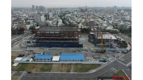 &nbsp;高雄鐵路地下化延伸鳳山計畫，規劃路段為正義路至大智陸橋東側間，工程內容為興建總長約4.28公里之單孔雙軌隧道、新設正義車站及將現有之鳳山車站地下化，地下化車站於2018年通車。【圖/鳳山開發大樓施工現況空拍】