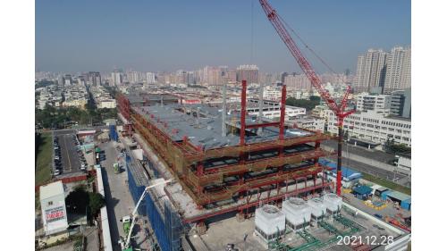 &nbsp;高雄鐵路地下化延伸鳳山計畫，規劃路段為正義路至大智陸橋東側間，工程內容為興建總長約4.28公里之單孔雙軌隧道、新設正義車站及將現有之鳳山車站地下化，地下化車站於2018年通車。【圖/鋼構吊裝作業】