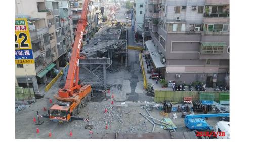&nbsp;高雄鐵路地下化延伸鳳山計畫，規劃路段為正義路至大智陸橋東側間，工程內容為興建總長約4.28公里之單孔雙軌隧道、新設正義車站及將現有之鳳山車站地下化，地下化車站於2018年通車。【圖/青年路汽機車鋼便橋拆除】