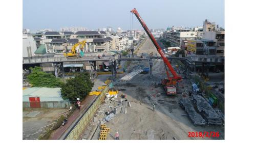 &nbsp;高雄鐵路地下化延伸鳳山計畫，規劃路段為正義路至大智陸橋東側間，工程內容為興建總長約4.28公里之單孔雙軌隧道、新設正義車站及將現有之鳳山車站地下化，地下化車站於2018年通車。【圖/青年路汽機車鋼便橋拆除】