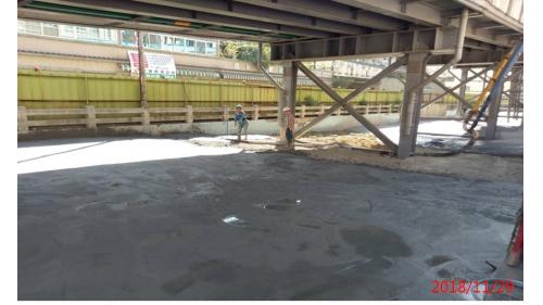 &nbsp;高雄鐵路地下化延伸鳳山計畫，規劃路段為正義路至大智陸橋東側間，工程內容為興建總長約4.28公里之單孔雙軌隧道、新設正義車站及將現有之鳳山車站地下化，地下化車站於2018年通車。【圖/青年路鋼便橋下CLSM施作。】