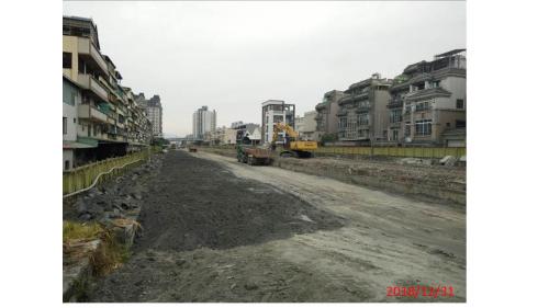 &nbsp;高雄鐵路地下化延伸鳳山計畫，規劃路段為正義路至大智陸橋東側間，工程內容為興建總長約4.28公里之單孔雙軌隧道、新設正義車站及將現有之鳳山車站地下化，地下化車站於2018年通車。【圖/青年路鋼便橋以東廢道碴清運】