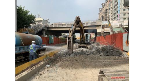 &nbsp;高雄鐵路地下化延伸鳳山計畫，規劃路段為正義路至大智陸橋東側間，工程內容為興建總長約4.28公里之單孔雙軌隧道、新設正義車站及將現有之鳳山車站地下化，地下化車站於2018年通車。【圖/大順陸橋下臨時軌支承板打除作業】