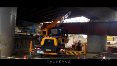 &nbsp;高雄鐵路地下化延伸鳳山計畫，規劃路段為正義路至大智陸橋東側間，工程內容為興建總長約4.28公里之單孔雙軌隧道、新設正義車站及將現有之鳳山車站地下化，地下化車站於2018年通車。【圖/大順陸橋下臨時軌支承板打除作業】