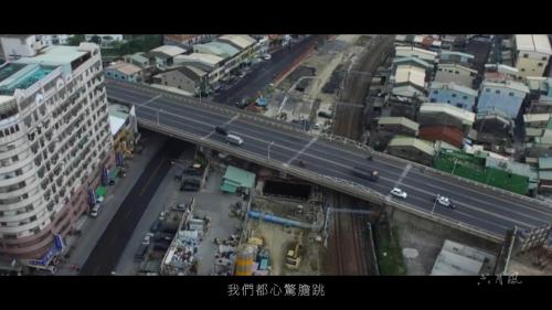 &nbsp;高雄鐵路地下化延伸鳳山計畫，規劃路段為正義路至大智陸橋東側間，工程內容為興建總長約4.28公里之單孔雙軌隧道、新設正義車站及將現有之鳳山車站地下化，地下化車站於2018年通車。【圖/高架橋與鐵路地下化工程橫交】