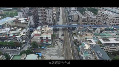 &nbsp;鳯山地區鐡道原以地面方式通過市區，有許多橫交的陸橋，在鐡路地下化工程開挖時，常與陸橋發生衝突，由於在地下化尚未完成前，必需維持陸橋正常通行，並保證地下化工程的順利進行。因此，採用橋梁托底工法，讓橋樑的荷重轉移至別處，再將原來的基礎敲除，由於橋樑的力量已經轉承，陸橋的功能仍能維持，車子及行人都能在陸橋上行走如常。【圖/陸橋與鐵路地下化工程衝突】