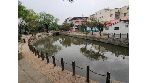 &nbsp;曹公圳建於清朝道光年間，為解旱象之災，由當時鳳山知縣曹謹所開鑿，是鳳山地區相當重要的水圳，它孕育著鳳山的成長，讓整個鳳山市可以生生不息，隨著鳳山車站開發，曹公圳也被納入站區，並伴隨兩邊的綠化地，成為一條鳳山的歷史廊道。【圖/曹公圳】