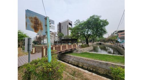 &nbsp;曹公圳建於清朝道光年間，為解旱象之災，由當時鳳山知縣曹謹所開鑿，是鳳山地區相當重要的水圳，它孕育著鳳山的成長，讓整個鳳山市可以生生不息，隨著鳳山車站開發，曹公圳也被納入站區，並伴隨兩邊的綠化地，成為一條鳳山的歷史廊道。【圖/曹公圳】