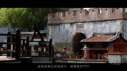 &nbsp;鳳山城最早其實在左營的位置，後因林爽文事變被攻破，有感於舊城易功難守，便遷城於今日的鳳山，是為鳳山新城。小東門又稱作東便門便是當時的城門之一，名為同儀門，是現今僅存的舊城門了。當年的鳳山縣城地位如同今日的高雄市，是高雄屏東等地的行政與商業中心，但日治時期時因高雄港的建設，使發展重心往海邊移去，鳳山地位便不如以往了。(文/國家文化記憶庫)。【圖/同儀門】