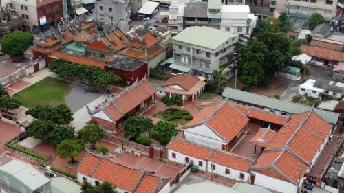 &nbsp;鳳儀書院在鳳山是重要的古蹟建築，鳯山車站的設計採用儀書院的燕尾概念，讓這個城市的天空線不會很生硬，變成鳳山市的一個特色。【圖/鳳儀書院】