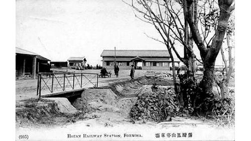 &nbsp;鳳山站位於鳳山區曹公路上，於1907年設立鳳山驛，當時為農產品及軍事轉運站，後因不敷容納，於1990年擴建站體，以通勤族為主要客源。而後為配合高雄鐵路地下化改建，須拆除舊有站體，新建臨時站房，於2018年10月新站啟用，並進行臨時軌切換工程，其後將臨時車站拆除。【圖/ 1907年設立之鳳山驛】